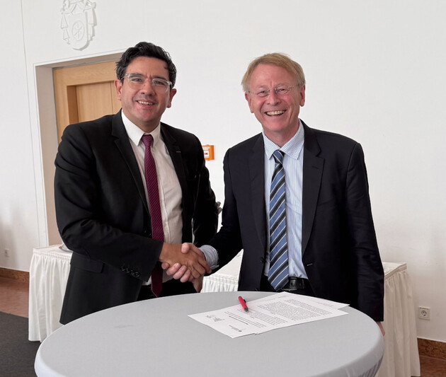 Handschlag zwischen Sébastien Soriano und Prof. Dr. Paul Becker. 