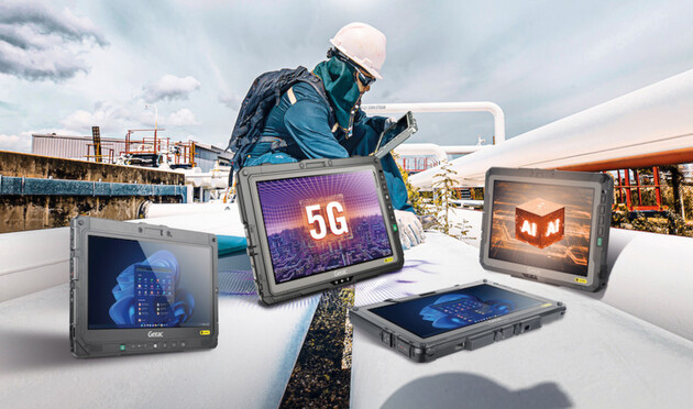 Mann hält Tablet in der Hand