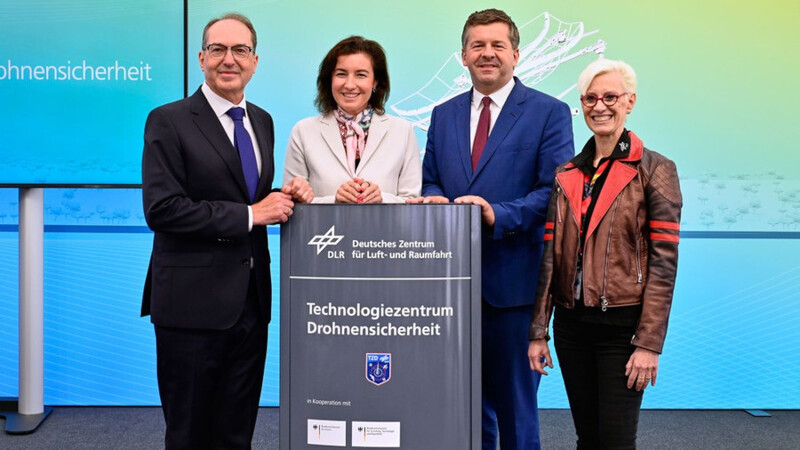 Personen stehen an einem Pult