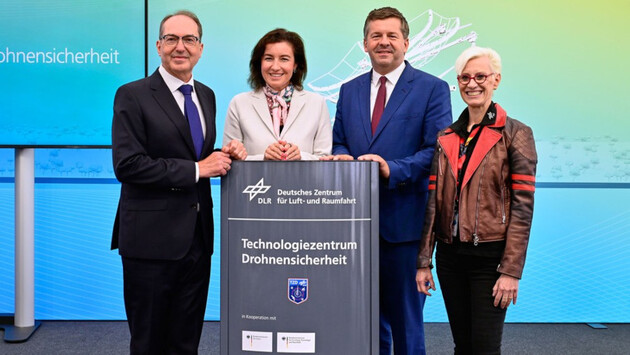 Personen stehen an einem Pult