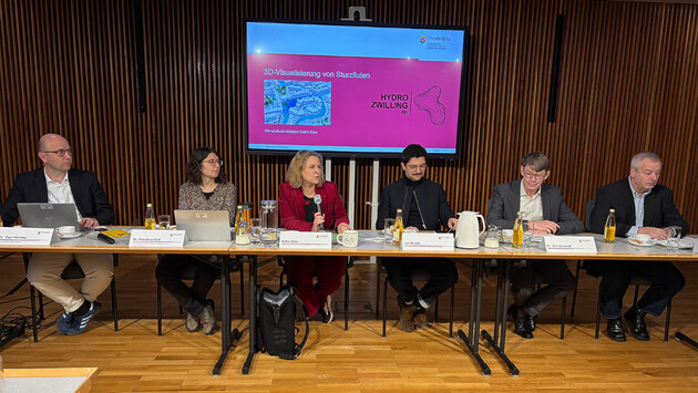 Männer und Frauen an einem Tisch