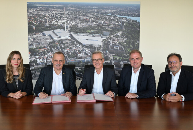 Vertreter des DVW und der Messe Hamburg an einem Tisch