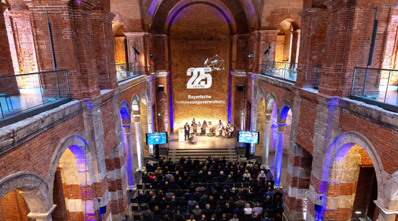 Blick in die gefüllte Allerheiligen-Hofkirche der Münchner Residenz
