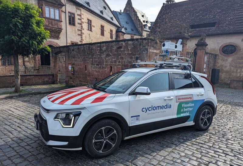 Auto mit einer Kamera auf dem Dach