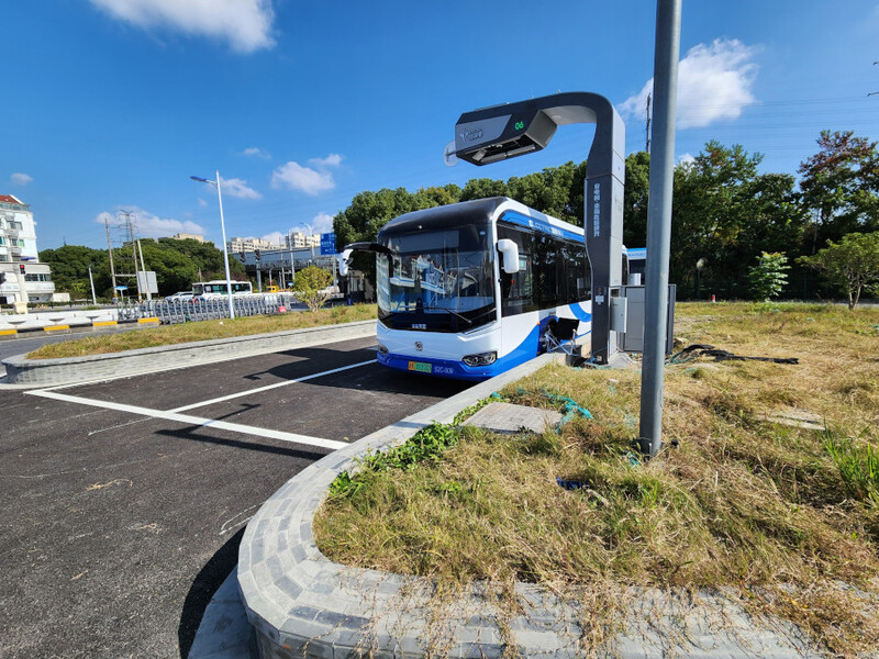 On-Demand-Shuttlebus beim Ladestopp 