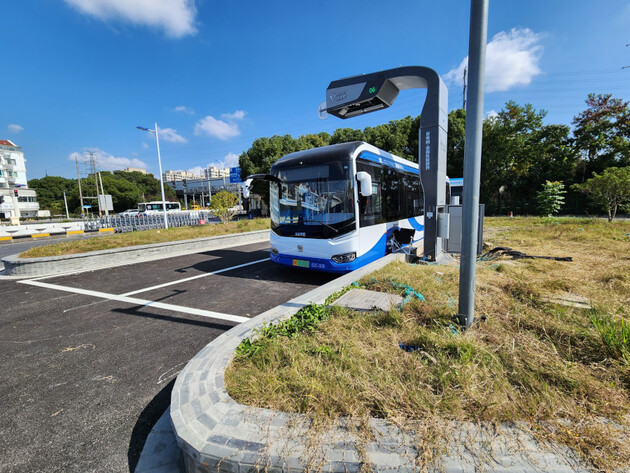 On-Demand-Shuttlebus beim Ladestopp 