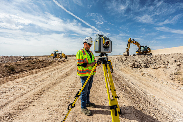 Mann mit Trimble SX12 Scanning Station im Gelände