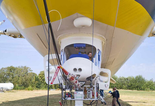 Zeppelin am Boden, ausgestattet mit Messtechnik