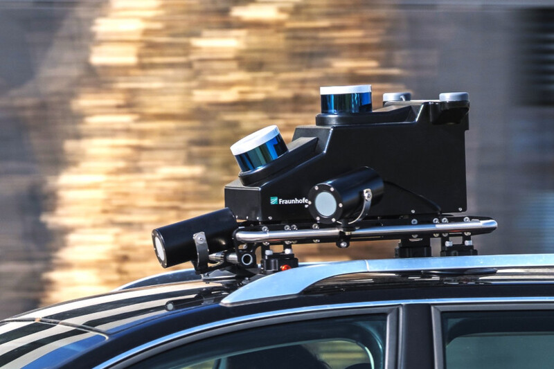 Auto mit Sensorbox auf dem Dach