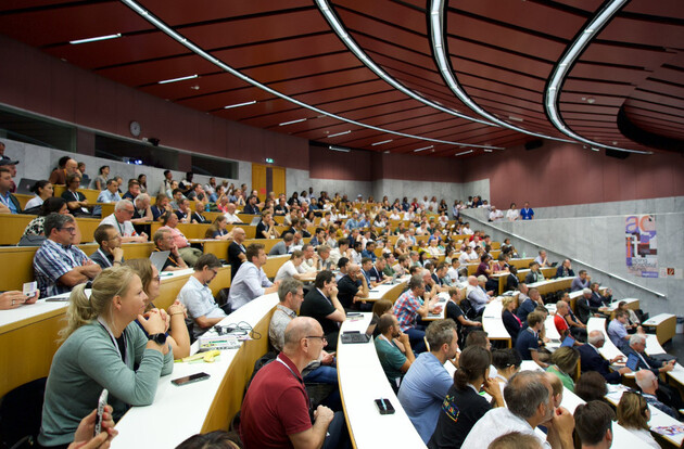 Hörsaal der Universität Salzburg mit Teilnehmenden der AGIT