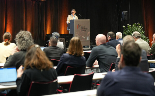 Redner am Pult auf der Geotherm