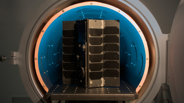 Satellit in der Thermalvakuumkammer