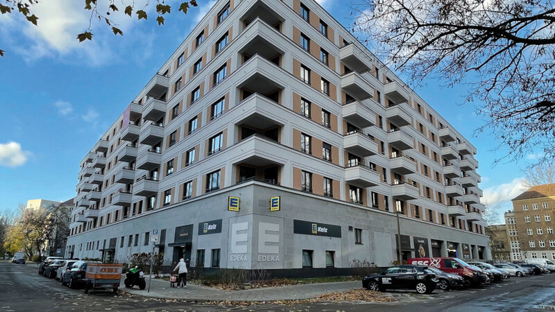 Gebäude in Berlin mit Geschäft und Wohnungen