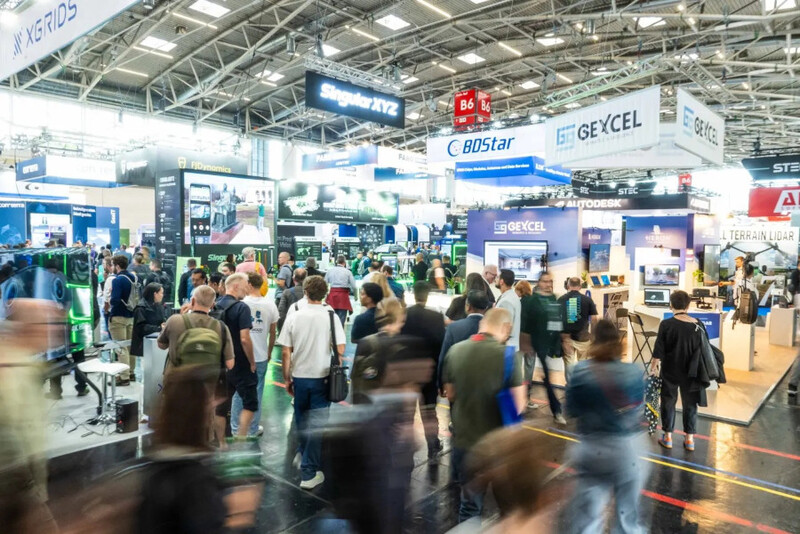 Besucher in einer Messehalle der Intergeo