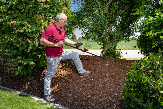 Mann mit RTK-System an Böschung