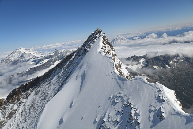 Schneebedeckter Alpengipfel