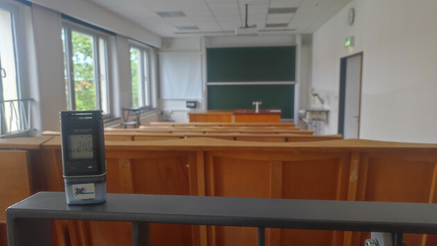 Klassenzimmer mit aufgestelltem Hygrometer