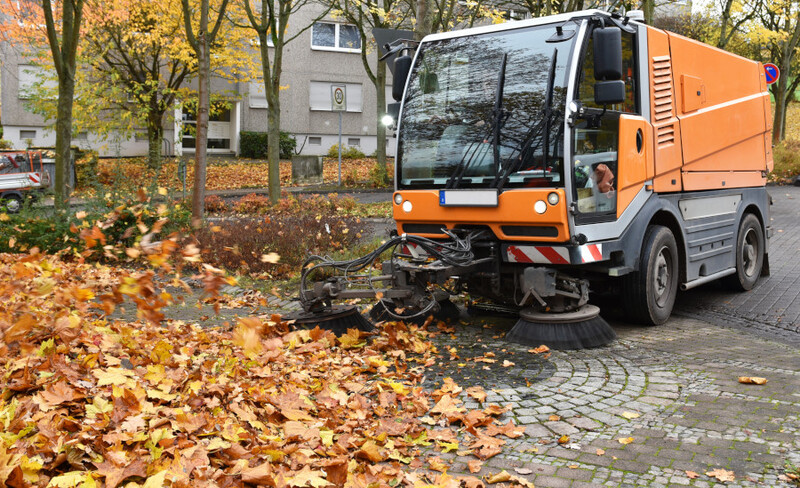 Kehrmaschine mit Herbstlaub