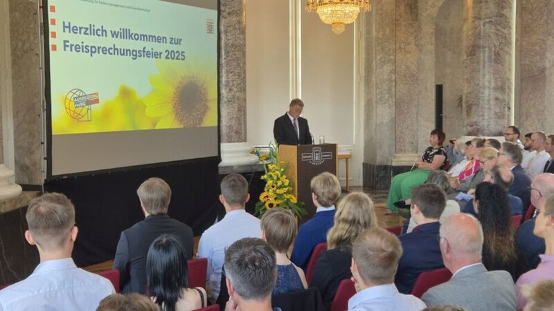 Saal des Biebricher Schlosses mit Teilnehmern