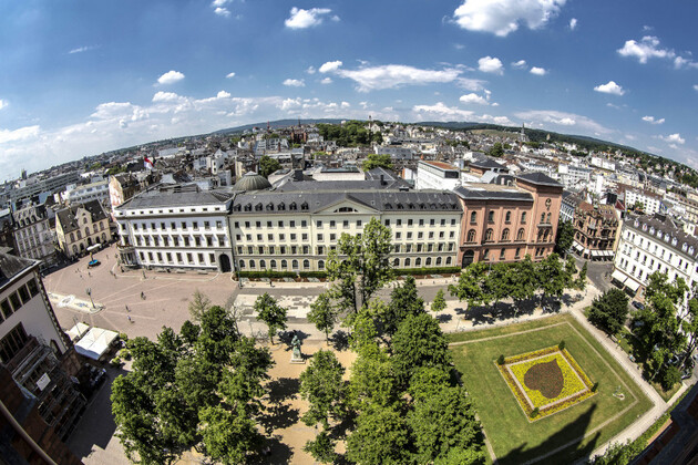 Der Wiesbadener Schlossplatz aus der Luft