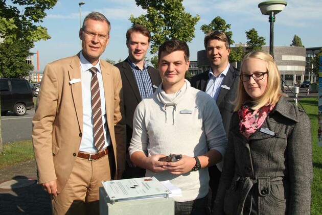 Landrat Sven-Georg Adenauer, Tobias Groppe, stellv. Abteilungsleiter und Ausbilder, Niklas Bever, Auszubildender zum Vermessungstechniker, Carsten Tannhäuser, Abteilungsleiter Geoinformation, Kataster und Vermessung, und Alina Freitag, Auszubildende zur Vermessungstechnikerin, heißen Wanderer, Radfahrer und natürlich die Geocacher herzlich willkommen am Kontrollpunkt (Quelle: www.guetsel.de)