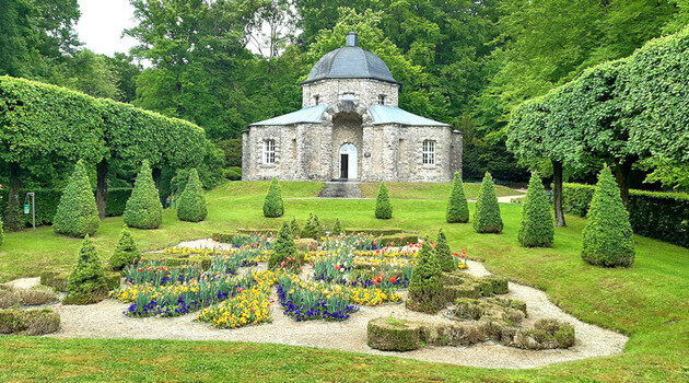 Der Morgenländische Bau im Felsengarten Sanspareil, schlossartiges Gebäude mit Blumengarten im Vordergrund. Bild: LDBV