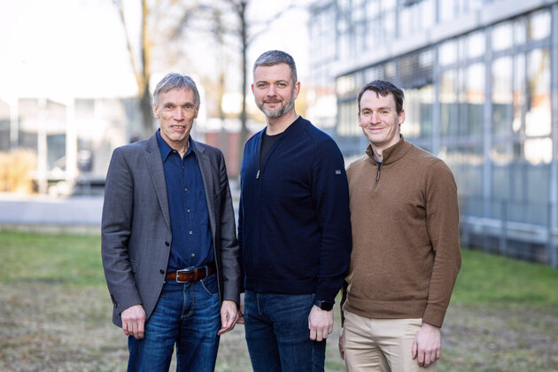 Drei Wissenschaftler stehen nebeneinander