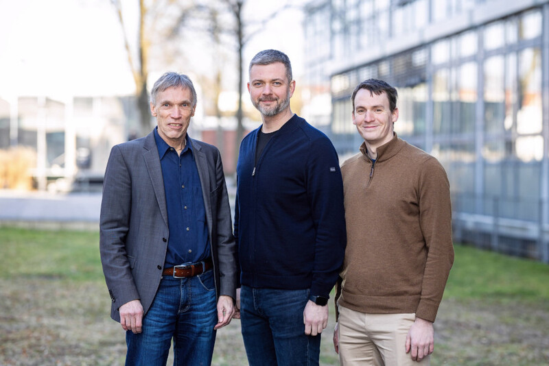 Drei Wissenschaftler stehen nebeneinander
