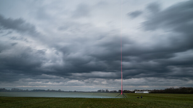 Satelliten in Größe einer Dose werden auf einem Feld gestartet