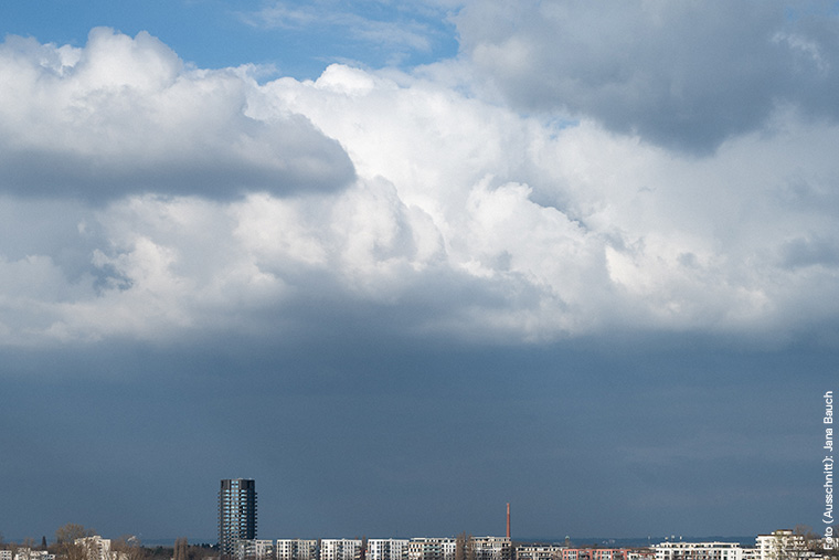 Gewitterwolken über einer Stadt
