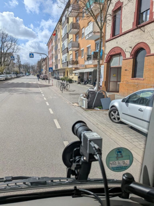 Abfallsammelfahrzeug mit Innenkamera fährt auf Straße